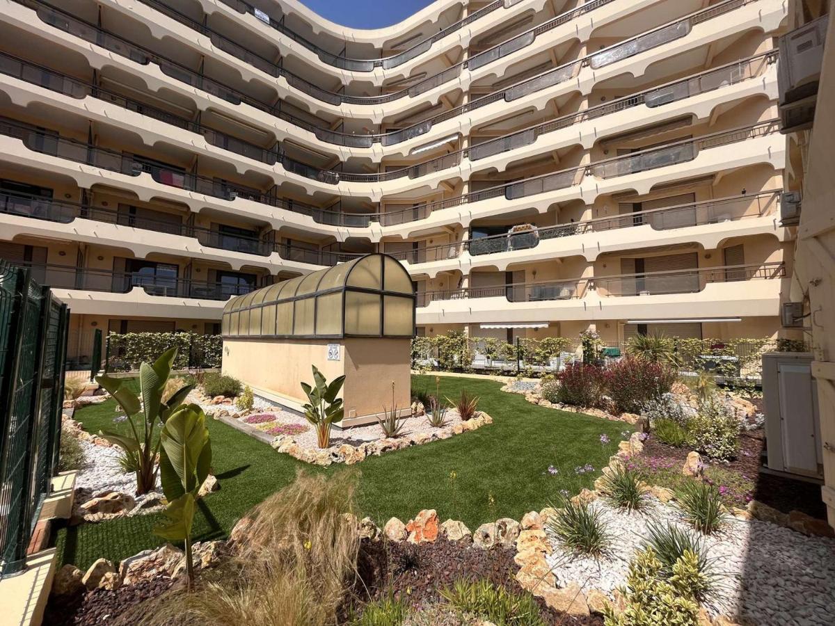 Studio Cabine A 200M De Port Frejus, Plage, Commerces, Terrasse, 4 Couchages, Menage Inclus - Fr-1-226A-31 외부 사진